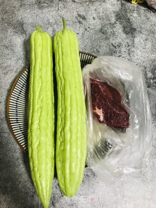 苦瓜炒牛肉的做法步骤：1