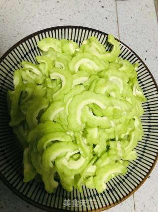 苦瓜炒牛肉的做法步骤：3