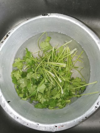 香菜炒肉的做法步骤：1