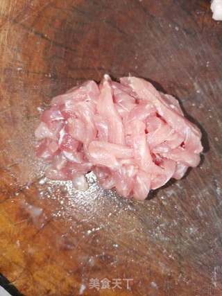 香菜炒肉的做法步骤：2