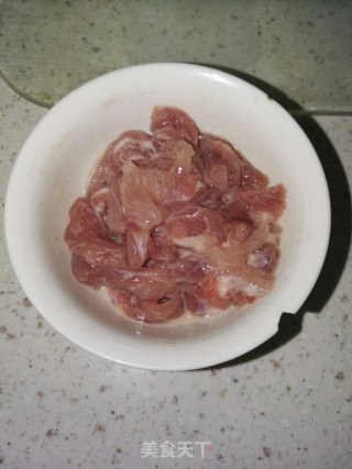 香菜炒肉的做法步骤：3