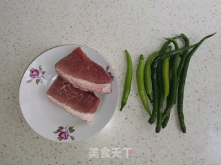 辣椒炒肉的做法步骤：1
