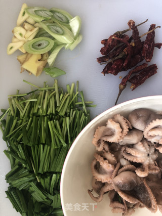 韭菜炒八抓鱼的做法步骤：1