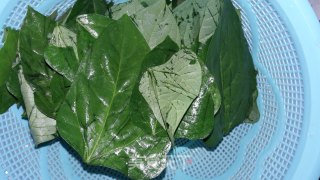 不妨一试的豆角叶汤（豇豆叶）的做法步骤：1