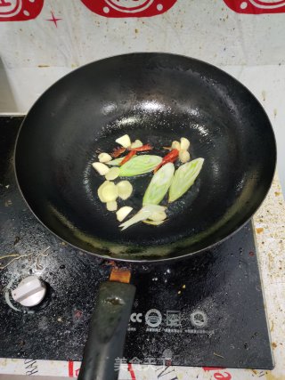 家熬带鱼（红烧带鱼）的做法步骤：3