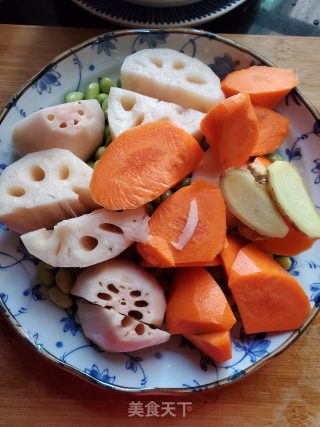莲藕胡萝卜煲毛豆素汤的做法步骤：2