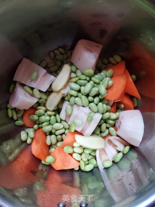 莲藕胡萝卜煲毛豆素汤的做法步骤：3