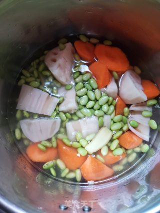 莲藕胡萝卜煲毛豆素汤的做法步骤：4