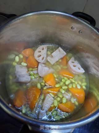莲藕胡萝卜煲毛豆素汤的做法步骤：6