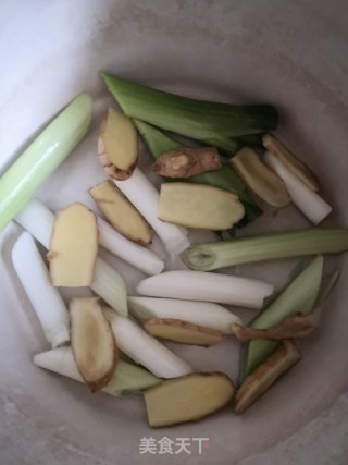 砂锅羊肉的做法步骤：2