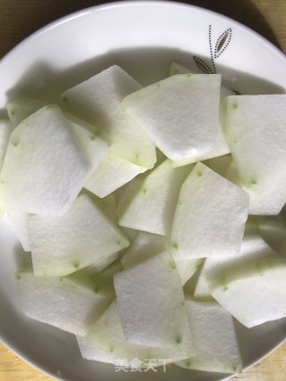 冬瓜炒腊肠的做法步骤：1