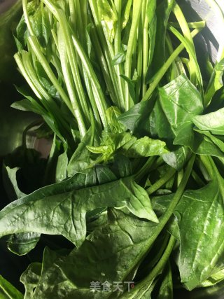 芝麻酱拌菠菜的做法步骤：1