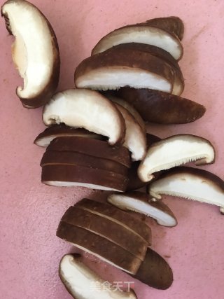 香菇油麦菜的做法步骤：1