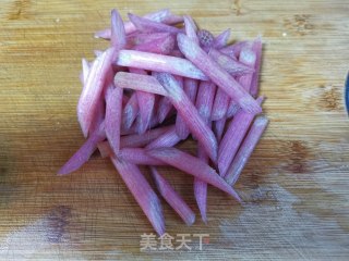 酸辣鲜红莲的做法步骤：2