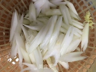 西芹烤鸭的做法步骤：1