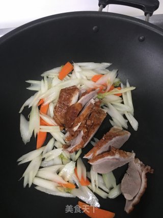 西芹烤鸭的做法步骤：6