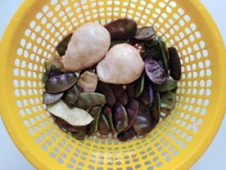 酱烧扁豆芋头的做法步骤：2