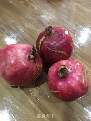 鲜榨石榴汁的做法步骤：1
