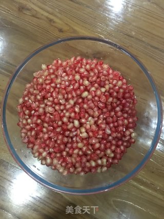 鲜榨石榴汁的做法步骤：2