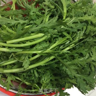 花生米拌茼蒿的做法步骤：1