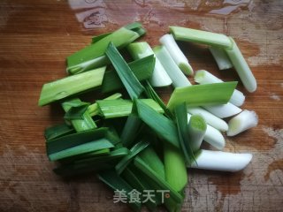 蒜苗炖豆腐的做法步骤：1