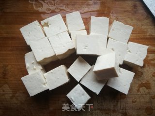 蒜苗炖豆腐的做法步骤：2