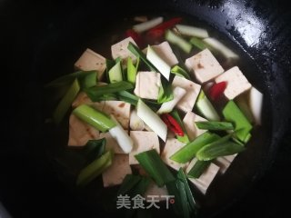 蒜苗炖豆腐的做法步骤：8