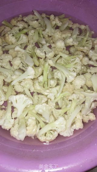花菜炒肉的做法步骤：1