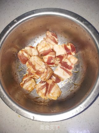 青椒炒五花肉的做法步骤：2