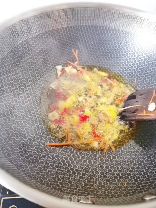 胡萝卜丝炒肥肠的做法步骤：3