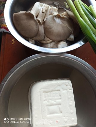 平菇烧豆腐的做法步骤：1