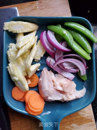 杂蔬鸡肉炒贝壳面的做法步骤：1