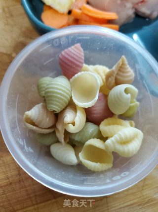 杂蔬鸡肉炒贝壳面的做法步骤：2