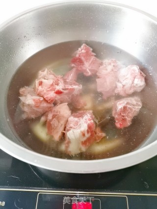 白萝卜排骨汤的做法步骤：2