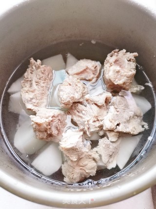 白萝卜排骨汤的做法步骤：4