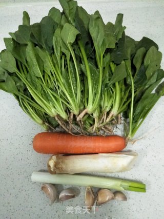 胡萝卜炒菠菜的做法步骤：1