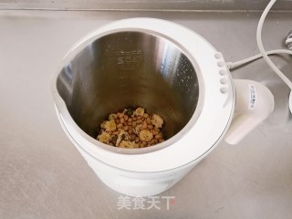 教你在家做清香细腻的菊花枸杞豆浆的做法步骤：4