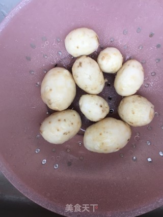 章鱼肚焖烧芋头的做法步骤：2