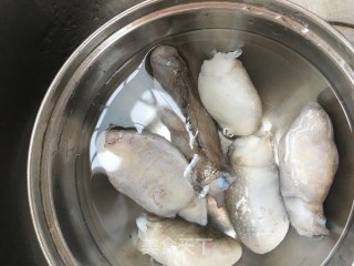 章鱼肚焖烧芋头的做法步骤：3