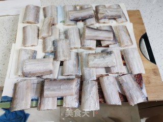 红烧带鱼的做法步骤：2