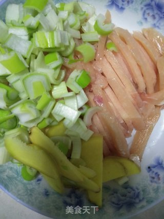 白萝卜鸡汤的做法步骤：1
