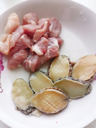 红枣枸杞瘦肉鲍鱼汤的做法步骤：3