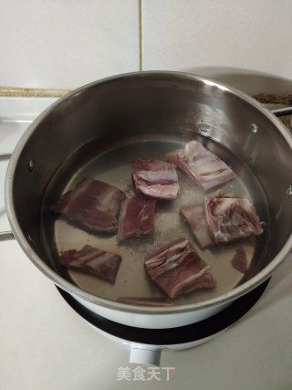 西红柿牛边排蔬菜汤的做法步骤：1