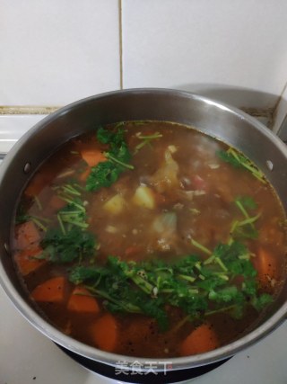 西红柿牛边排蔬菜汤的做法步骤：6
