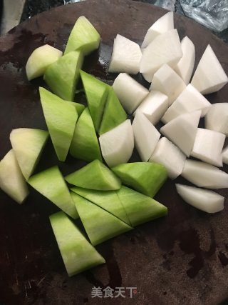 青白萝卜煲牛骨汤的做法步骤：2
