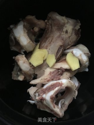 青白萝卜煲牛骨汤的做法步骤：4