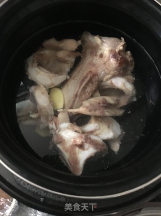 青白萝卜煲牛骨汤的做法步骤：5