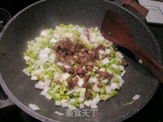牛肉末炒蔬菜粒的做法步骤：4