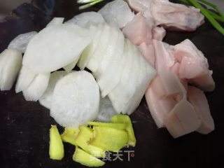 白萝卜烧口蘑的做法步骤：2