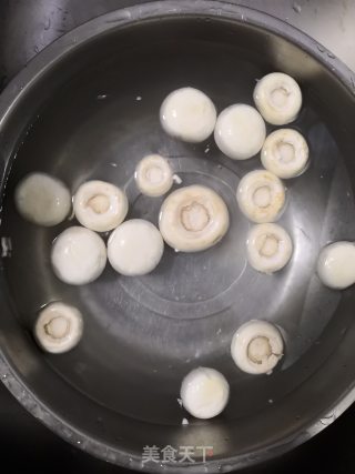 白萝卜烧口蘑的做法步骤：3